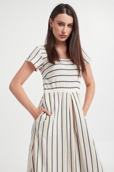 Sukienka midi Edicola WEEKEND MAX MARA. Sukienki damskie Weekend Max Mara, xs, bez wzorów, bez kołnierzyka, bez ramiączek, midi. W wyprzedaży za 615.44 zł.