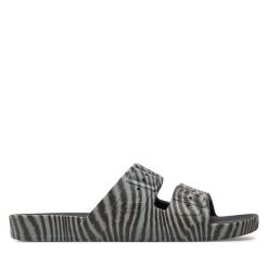 Klapki Freedom Moses. Czarne klapki damskie Freedom moses, bez wzorów, bez obcasa, bez zapięcia. Za 239.99 zł.