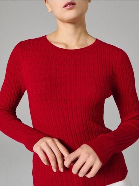 Ażurowy sweter - czerwony. Czerwone swetry nierozpinane damskie Sinsay, l, w ażurowe wzory, bez kołnierzyka, bez ramiączek. Za 39.99 zł.