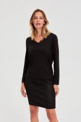 Sweter z koronkowym dekoltem czarna. Czarne swetry nierozpinane damskie MOODO, l, bez wzorów, z elastanu, bez kołnierzyka, bez ramiączek. Za 79.99 zł.