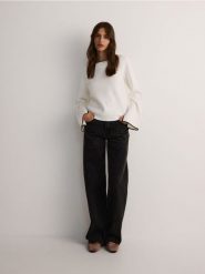 Sweter z wiskozą - złamana biel. Swetry nierozpinane damskie Reserved, l, bez wzorów, z dzianiny, bez kołnierzyka, bez ramiączek. W wyprzedaży za 89.99 zł.