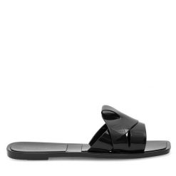Klapki JENNY. Czarne klapki damskie Jenny, bez wzorów, bez obcasa, bez zapięcia. Za 39.99 zł.