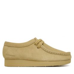 Półbuty Clarks. Brązowe półbuty damskie Clarks, bez wzorów, bez obcasa, na płaskiej podeszwie, bez zapięcia. Za 429.99 zł.
