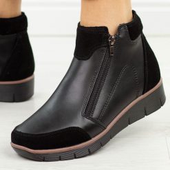 Czarne skórzane botki damskie na koturnie Filippo Dbt3950/26. Czarne botki damskie Filippo, na jesień, bez wzorów, z dzianiny, klasyczne, z okrągłym noskiem, bez obcasa, na koturnie, bez zapięcia. Za 319.00 zł.