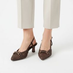 Czółenka damskie Tamaris, szpiczasty nosek odkryta pięta regulowany pasek stabilny obcas pleciona faktura ozdobny detal elegancki charakter, brązowe,. Brązowe czółenka damskie Tamaris, bez wzorów, eleganckie, ze szpiczastym noskiem, bez obcasa, na obcasie, bez zapięcia. Za 319.00 zł.