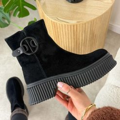 Czarne skórzane botki damskie T.Sokolski 519. Czarne botki damskie Sokolski, na jesień, z aplikacjami, z polaru, biznesowe, z okrągłym noskiem, bez obcasa, na płaskiej podeszwie, bez zapięcia. W wyprzedaży za 259.35 zł.