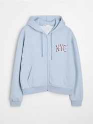 Rozpinana bluza hoodie z kieszeniami i napisem NYC - błękitny. Niebieskie bluzy damskie Sinsay, l, bez wzorów, sportowe, bez ramiączek, bez kaptura. Za 49.99 zł.