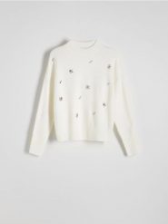Sweter z dżetami - złamana biel. Swetry nierozpinane damskie Reserved, l, bez wzorów, z dzianiny, bez kołnierzyka, bez ramiączek. W wyprzedaży za 109.99 zł.