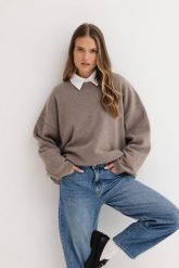 WEŁNIANY SWETER BOBBY TAUPE One size - Flawless. Swetry nierozpinane damskie Flawless, na zimę, s, bez wzorów, z dzianiny, biznesowe, bez kołnierzyka, bez ramiączek. Za 657.00 zł.