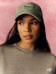 4F Czapka z daszkiem strapback damska - zielona XS/S (56cm). Zielone czapki damskie 4F, bez wzorów, z materiału, klasyczne. Za 69.99 zł.