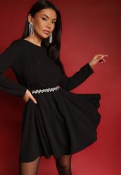Czarna Rozkloszowana Sukienka o Klasycznym Kroju Temiriela. Czarne sukienki damskie Renee, na co dzień, l, bez wzorów, eleganckie, bez kołnierzyka, bez ramiączek, mini, proste. Za 109.99 zł.