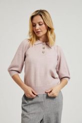 Sweter z krótkimi rękawami i ozdobnymi guzikami różowy. Czerwone swetry nierozpinane damskie MOODO, s, bez wzorów, z poliamidu, bez kołnierzyka, bez ramiączek. W wyprzedaży za 59.98 zł.