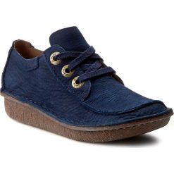 Półbuty CLARKS - Funny Dream 261237514 Navy. Niebieskie półbuty damskie Clarks, bez wzorów, z nubiku, bez obcasa, na płaskiej podeszwie, bez zapięcia. W wyprzedaży za 269.00 zł.