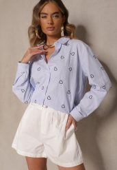 Niebiesko-Granatowa Koszula Oversize w Prążki Zdobiona Haftem w Serca Nitavela. Niebieskie koszule damskie Renee, z aplikacjami, z jeansu, eleganckie, bez kołnierzyka, bez ramiączek. Za 79.99 zł.