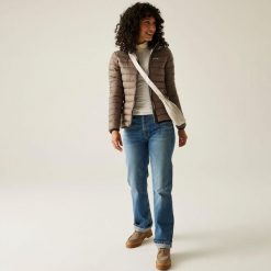 Marizion Damska kurtka turystyczna z przegrodami z kapturem. Brązowe kurtki sportowe damskie Regatta, na zimę, bez wzorów, z puchu, bez ramiączek, z kapturem, trekkingowe. W wyprzedaży za 351.70 zł.