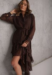 Brązowa Sukienka o Koszulowym Kroju z Przedłużonym Tyłem i Falbanami Savarinna. Brązowe sukienki damskie Renee, l, bez wzorów, z poliesteru, bez kołnierzyka, bez ramiączek, midi, koszulowe. Za 229.99 zł.