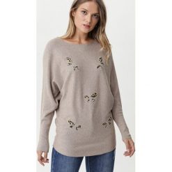 Khaki Sweter Rosemoor. Brązowe swetry nierozpinane damskie Born2be, na jesień, l, z aplikacjami, bez kołnierzyka, bez ramiączek. Za 69.99 zł.