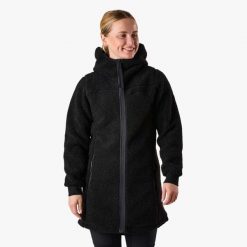 Bluza polarowa turystyka damska Swedemount Lofoten Pile Coat wodoodporna. Czarne bluzy damskie SWEDEMOUNT, na zimę, bez wzorów, z polaru, sportowe, bez ramiączek, bez kaptura. Za 297.00 zł.