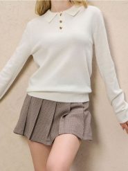 Sweter z kołnierzykiem i ozdobnymi guzikami - kremowy. Białe swetry nierozpinane damskie Sinsay, l, bez wzorów, bez kołnierzyka, bez ramiączek. Za 59.99 zł.