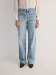 Jeansy straight z kieszeniami - niebieski. Niebieskie jeansy damskie Reserved, bez wzorów, z denimu. W wyprzedaży za 79.99 zł.