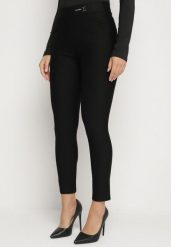 Czarne Spodnie o Dopasowanym Kroju z Gumką w Pasie Fessilara. Czarne spodnie materiałowe damskie Born2be, bez wzorów, z jeansu, eleganckie. Za 49.99 zł.