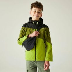 Kurtka turystyczna przeciwdeszczowa Highton. Zielone kurtki męskie Regatta, bez wzorów, z tkaniny, bez ramiączek, bez kaptura, trekkingowe. W wyprzedaży za 230.35 zł.