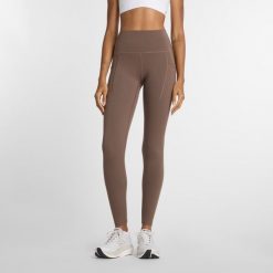 Legginsy damskie do biegania New Balance Sleek WP51275ABP – brązowe. Brązowe legginsy damskie New Balance, bez wzorów, z lycry. Za 389.99 zł.