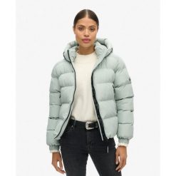 Kurtka sportowa pikowana z kapturem SUPERDRY. Szare kurtki sportowe damskie Superdry, bez wzorów, bez ramiączek, z kapturem. W wyprzedaży za 371.50 zł.