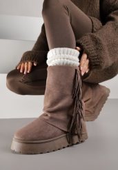 Jasnobrązowe Botki w Stylu Śniegowców z Frędzlami i Cholewką Imitującą Nogawkę Sierafera. Brązowe botki damskie Born2be, bez wzorów, z jeansu, bez obcasa, na płaskiej podeszwie, bez zapięcia. Za 139.99 zł.