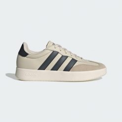 Buty Barreda. Białe buty zimowe męskie Adidas, bez wzorów, ze skóry, bez obcasa, bez zapięcia. Za 321.50 zł.