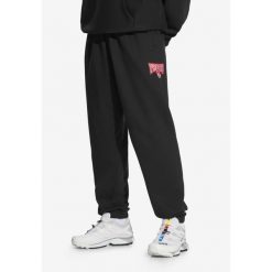 Spodnie dresowe męskie Prosto Chicago. Czarne spodnie sportowe męskie Prosto., m, bez wzorów, z dresówki. Za 244.99 zł.