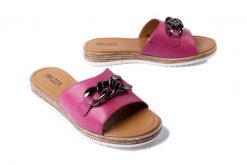 PIAZZA 900159-43 pink, klapki damskie. Czerwone klapki damskie Piazza, na lato, z aplikacjami, bez obcasa, na płaskiej podeszwie, bez zapięcia. Za 264.90 zł.