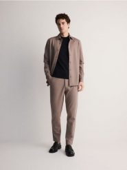 Gładka koszula slim fit z wiskozą - beżowy. Brązowe koszule męskie Reserved, l, bez wzorów, z dzianiny, bez kołnierzyka, bez ramiączek. W wyprzedaży za 39.99 zł.