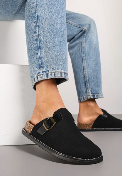 Czarne Klapki Typu Chodaki z Paskiem ze Sprzączką Aleritea. Czarne klapki damskie Renee, na lato, bez wzorów, eleganckie, bez obcasa, na płaskiej podeszwie, bez zapięcia. Za 79.99 zł.