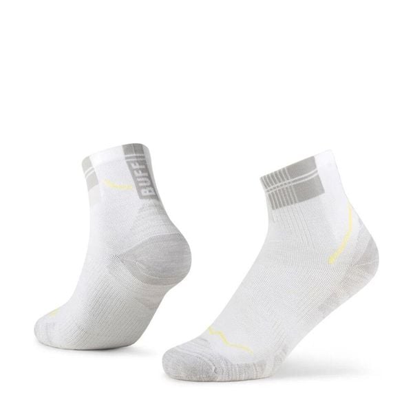 Skarpety biegowe Buff Coolnet Quarter Sock CQ. Białe skarpetki damskie Buff, bez wzorów, z elastanu. Za 79.99 zł.