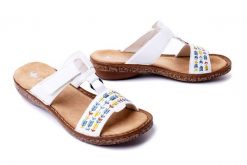 RIEKER 62862-80 white, klapki damskie. Białe klapki damskie Rieker, na lato, bez wzorów, bez obcasa, na koturnie, bez zapięcia. Za 289.90 zł.