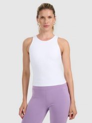 4F Top slim z prążkowanej dzianiny damski - biały S. Białe topy damskie 4F, s, bez wzorów, z dzianiny, bez kołnierzyka, bez ramiączek. Za 89.99 zł.
