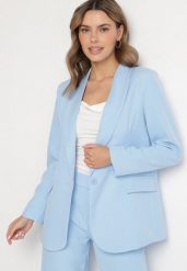 Jasnoniebieska Marynarka Ozdobiona Imitacją Kieszeni Sovzedi. Niebieskie marynarki i żakiety damskie Born2be, bez wzorów, z jeansu, eleganckie, bez kołnierzyka, bez ramiączek. Za 89.99 zł.