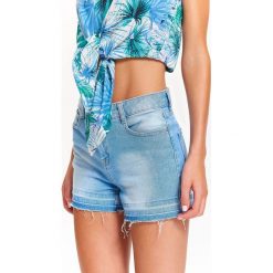 DENIMOWE SZORTY DAMSKIE. Niebieskie szorty damskie TOP SECRET, bez wzorów, z jeansu, eleganckie. W wyprzedaży za 29.99 zł.
