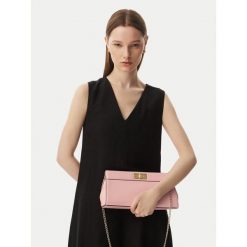Torebka Tommy Hilfiger. Czerwone torebki do ręki damskie Tommy Hilfiger, bez wzorów, bez dodatków. Za 529.99 zł.