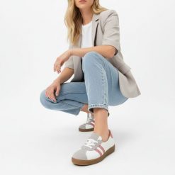 Trampki damskie Armodo, sznurowana konstrukcja z kontrastowymi paskami po bokach i klasycznym noskiem, białe, n1341-139/444/1236. Szare trampki i tenisówki damskie Armodo, bez wzorów, bez zapięcia. Za 359.00 zł.