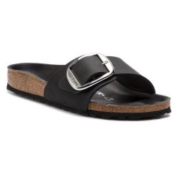 Klapki Birkenstock. Czarne klapki damskie Birkenstock, bez wzorów, bez obcasa, bez zapięcia. Za 599.99 zł.