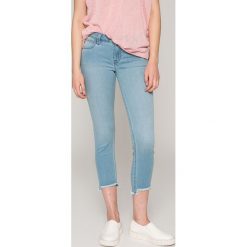 Lee - Jeansy Scarlett. Niebieskie jeansy damskie Lee, bez wzorów, z bawełny. W wyprzedaży za 129.90 zł.