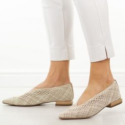 Beżowe przewiewne półbuty damskie T.Sokolski 135. Brązowe balerinki damskie Sokolski, na lato, w ażurowe wzory, z jeansu, biznesowe, bez obcasa, na obcasie, bez zapięcia. Za 199.00 zł.