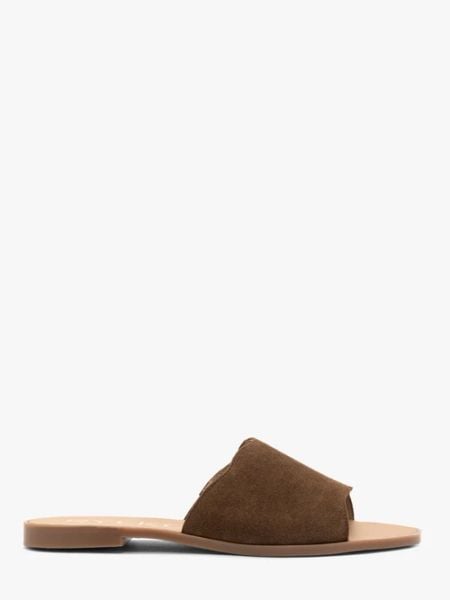 Czekoladowe płaskie klapki damskie. Brązowe klapki damskie Brawo sp. z o.o., bez wzorów, ze skóry, eleganckie, z okrągłym noskiem, bez obcasa, na płaskiej podeszwie, bez zapięcia. W wyprzedaży za 149.99 zł.