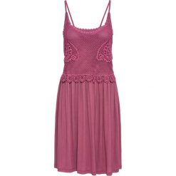 Sukienka z koronką bonprix jagodowy. Fioletowe sukienki damskie bonprix, bez wzorów, z koronki, boho, bez kołnierzyka, bez ramiączek. Za 49.99 zł.