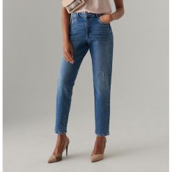 Jeansy mom fit z wysokim stanem - Granatowy. Niebieskie jeansy damskie Mohito, bez wzorów, z jeansu, z podwyższonym stanem. Za 119.99 zł.