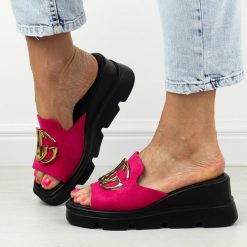 Fuksja klapki damskie na koturnie Vinceza 58295. Czerwone klapki damskie VINCEZA, na lato, z aplikacjami, z zamszu, eleganckie, bez obcasa, na koturnie, bez zapięcia. Za 169.00 zł.