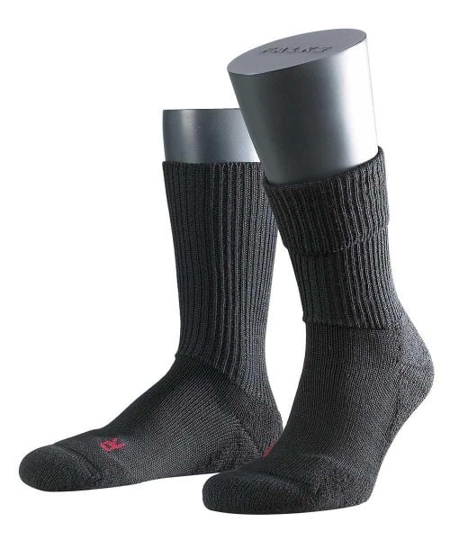 Skarpety Falke Walkie Ergo. Czarne skarpetki damskie Falke, bez wzorów, z elastanu. Za 153.00 zł.