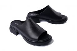 BOCCATO 020.1064 01 t syh black, klapki damskie. Czarne klapki damskie Boccato, na lato, bez wzorów, bez obcasa, na obcasie, bez zapięcia. Za 284.90 zł.